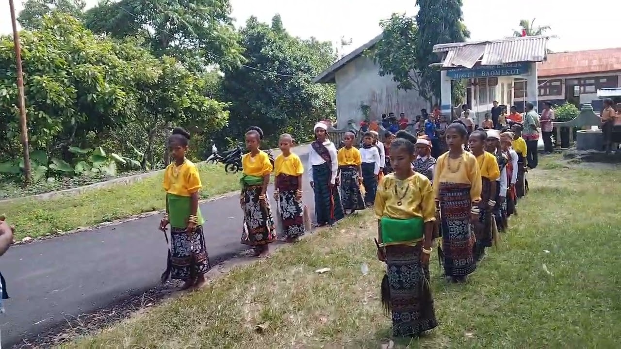 Tarian Hegong Anak-anak SDK Maget Baomekot, menjemput Kak Yanto pendiri Pondok Baca Kampung Kabor