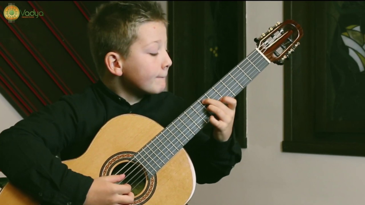Best Classical Guitars: $1000 - $2000, Maks Berk performs on Yulong Guo A - Echoes double top guitar