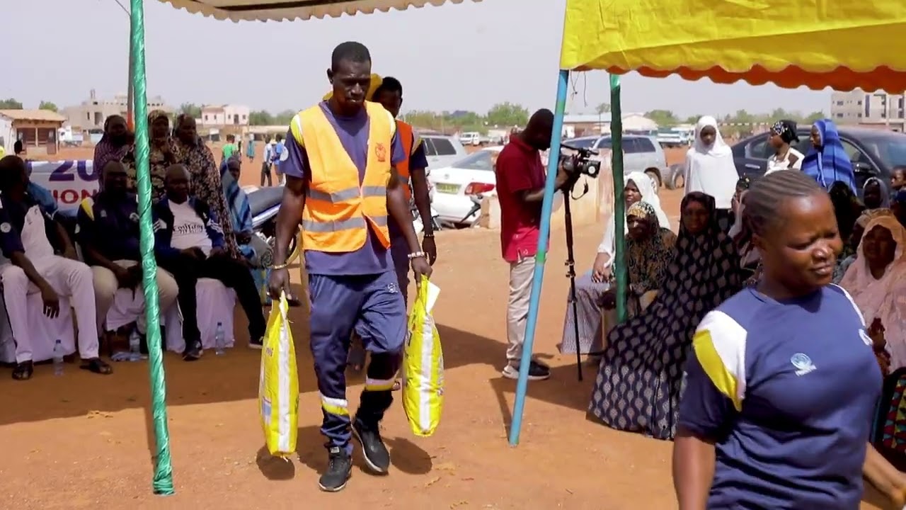 Dons de vivres aux déplacés internes  par l'association  club sportif  de solidarité  Naaba Wangsé.