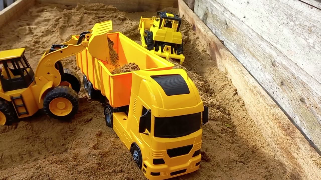 Construção na Areia com Trator de Esteira, Pá Carregadeira, Motoniveladora e Caminhões