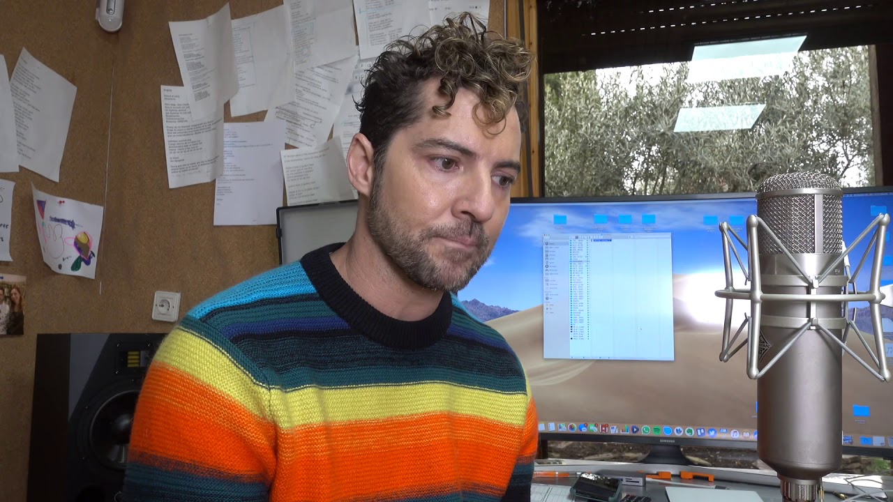 David Bisbal cantando no importa la distancia desde casa.