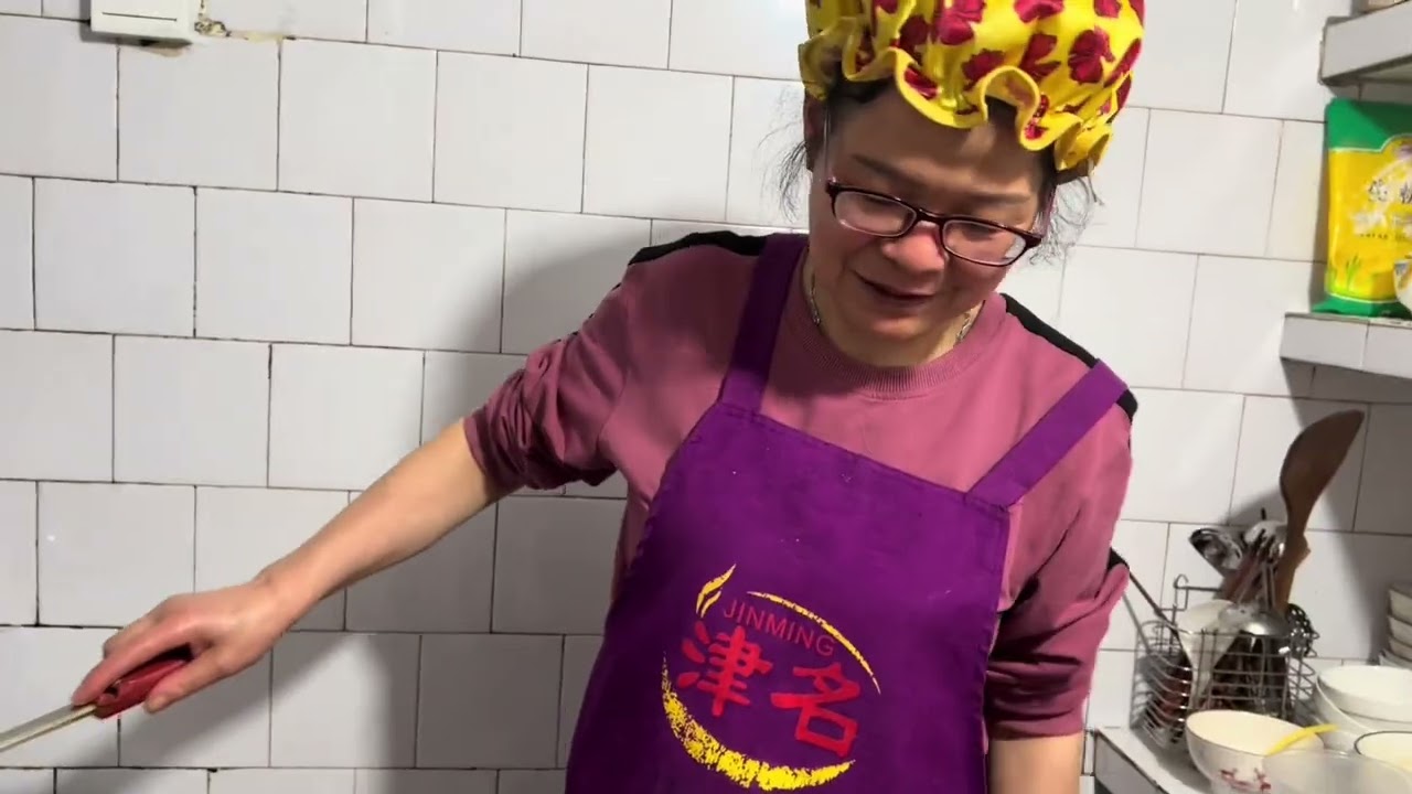 全家给老爹烧烤摊起名字，奇葩名字纷纷上线，老爹的反应逗笑全场