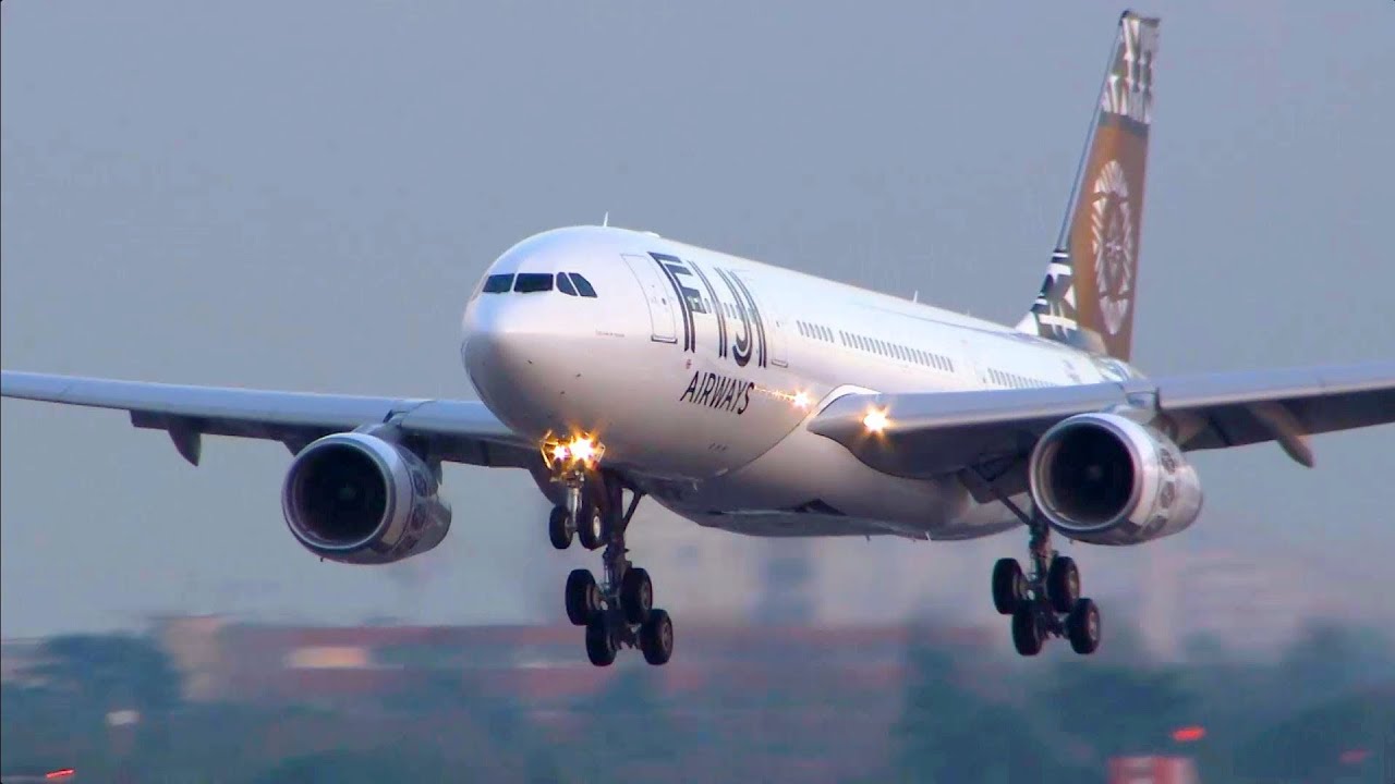 Awesome Flight Landing and Takeoff - Delhi Airport