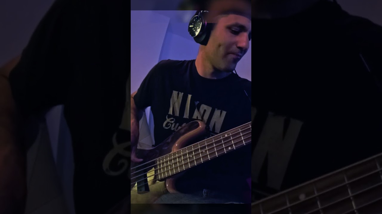 Bass player jamming on Beyonce - Crazy in Love 