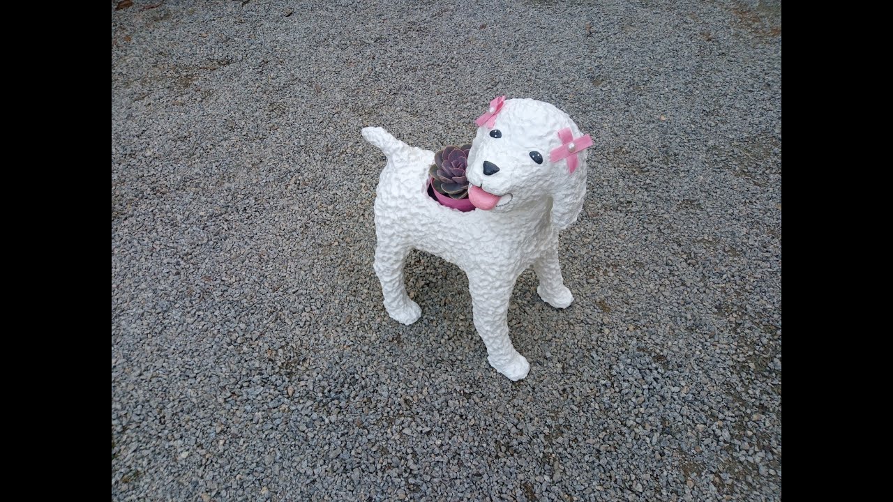 Lindo vaso cachorrinho poodle utilizando garrafa pet
