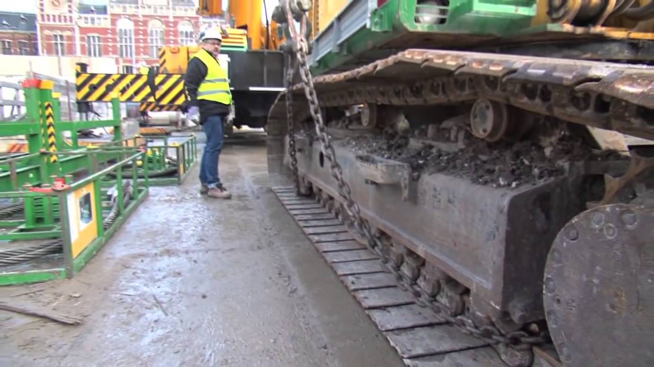 Vlasman B.V. Twee 45 tons kranen werden in de Noord Zuidtunnel gehesen