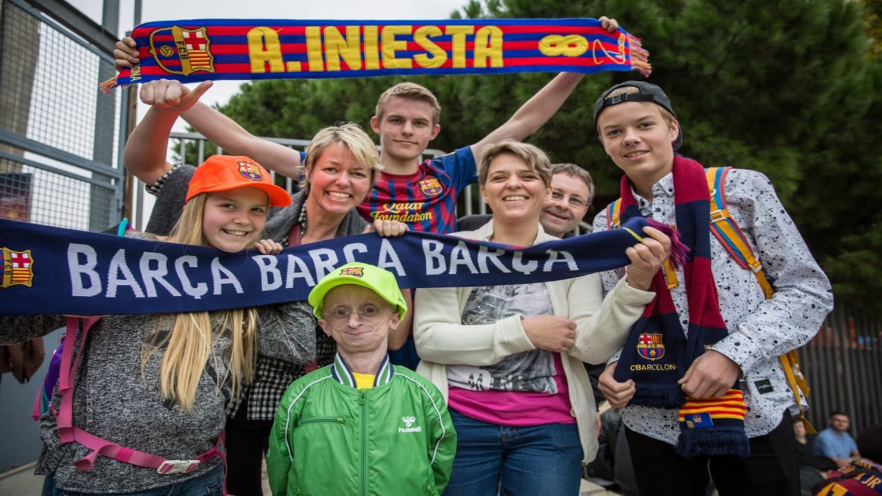 Jesper Sørensen fejrer 18 års fødselsdag i Barcelona sammen med Anne-Vibeke og begges familier