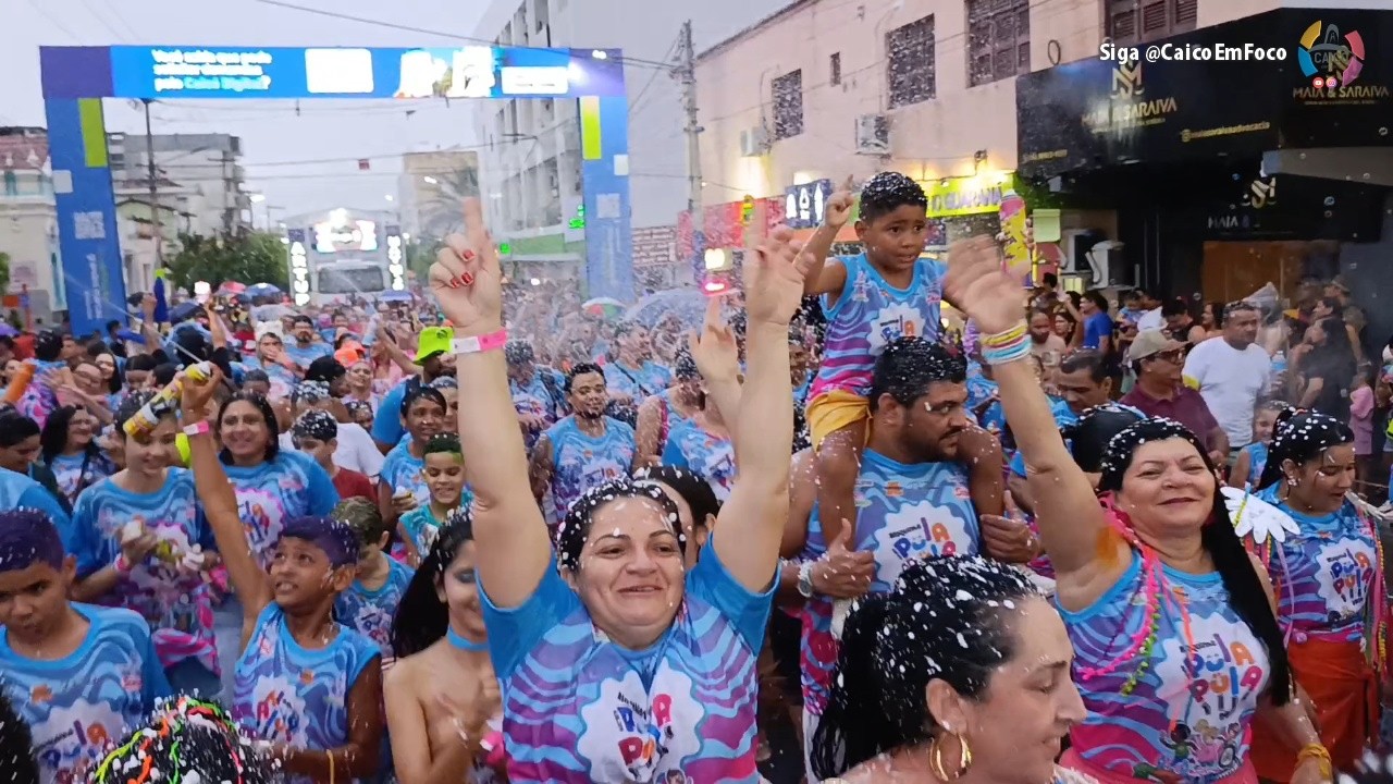 Debaixo de chuva, famílias brincaram o sábado que antecede o carnaval no Bloquinho Infantil PulaPula