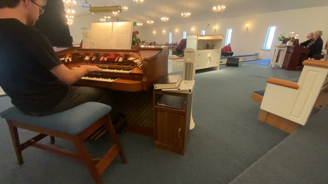 Oh how he love you and me and glory to his name🎹⛪️