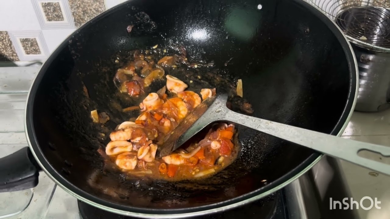 Coba masak sambal cumi dan udang di campur seperti apa rasanya 😋😋😄#adayinmylife 