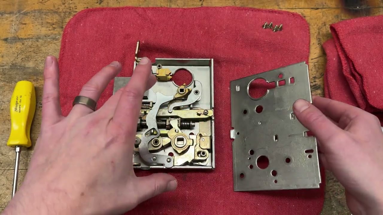 Как работает врезной замок Schlage L9453