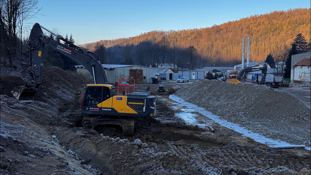 Земляные работы под фундаментом с использованием экскаваторов Volvo EC 250 enl и Hydrema 922 c.