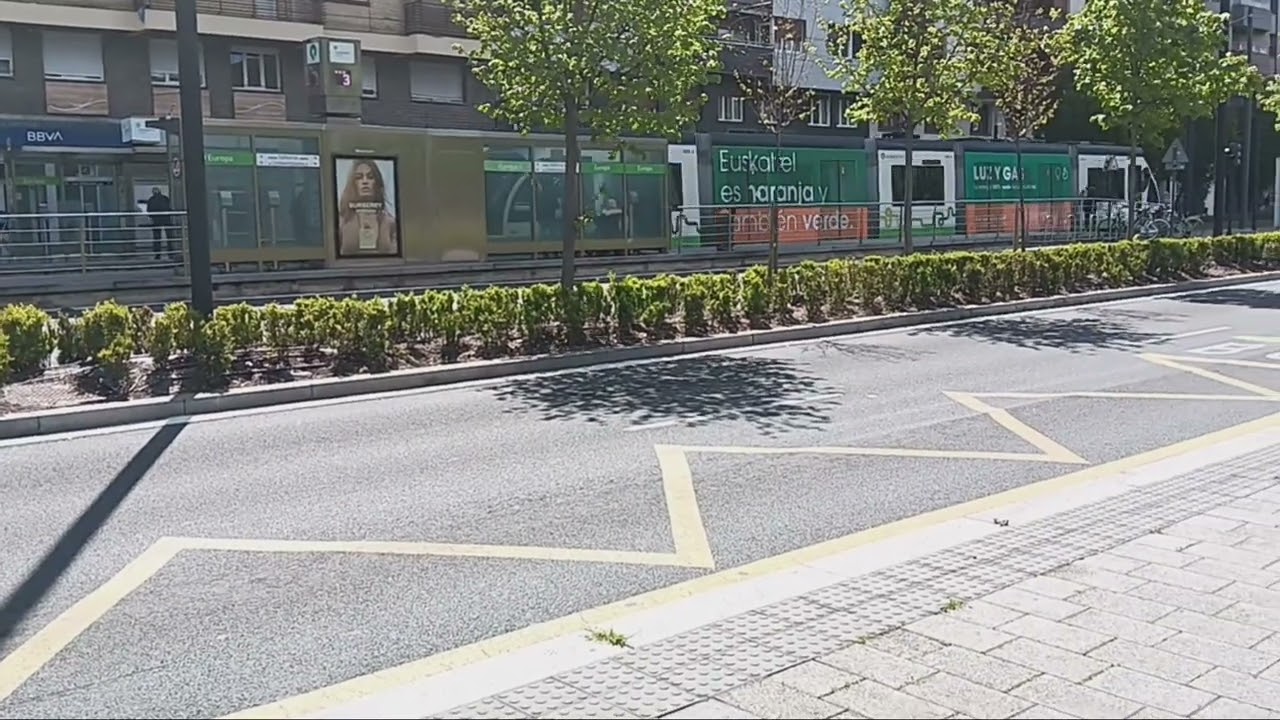 tranvia de vitoria  - Gasteiz  serie  500 505  - con destino salburua  euskotren tranbia