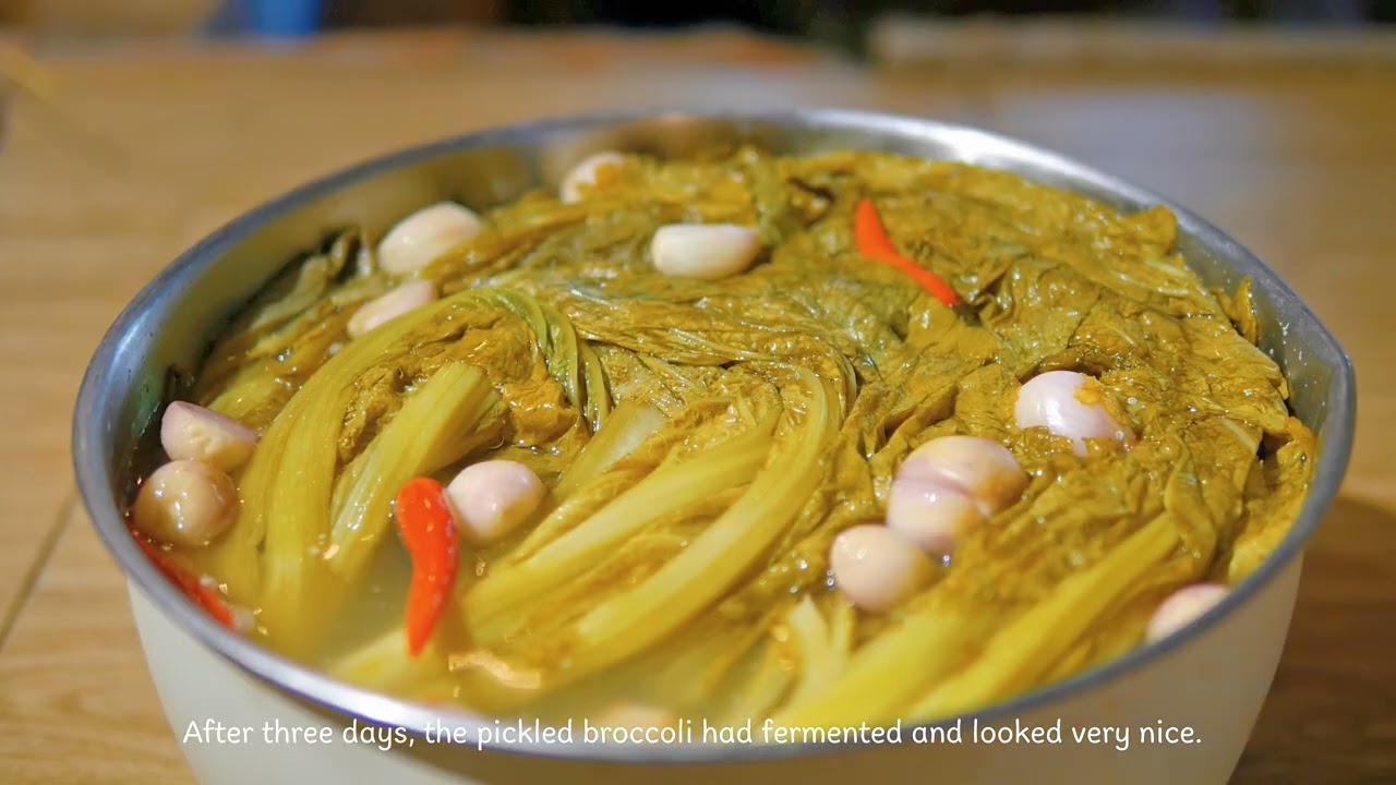 Vlog 3: Pickled mustard greens served with boiled meat|Cải bẹ xanh muối chua và thịt luộc không nước