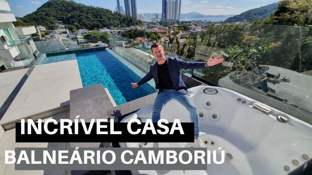 Casa de alto padrão com vista incrível para o mar no condomínio Bella Vista em Balneário Camboriú.