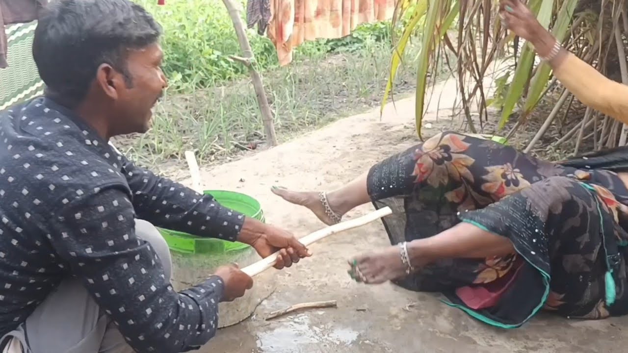  कमल ककड़ी धोते हुए भाभी को लगा बड़ा झटका