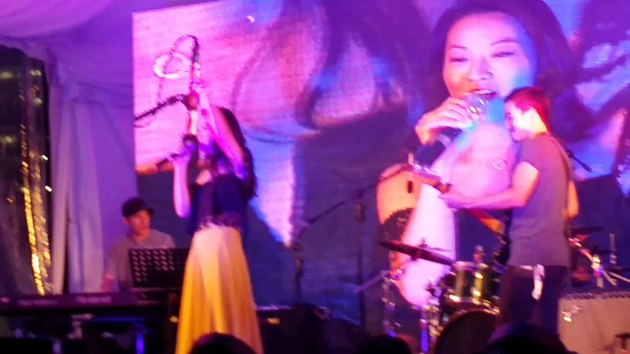 Arden Cho entrance and singing 아름다운 밤이야 @ SHINEfestival
