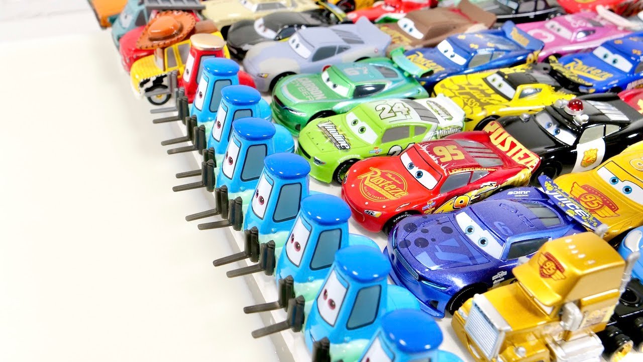 トミカ☆１００台以上のトミカカーズを真っ白な水の中に落としていく♪Tomica Cars miniature cars go into the water.