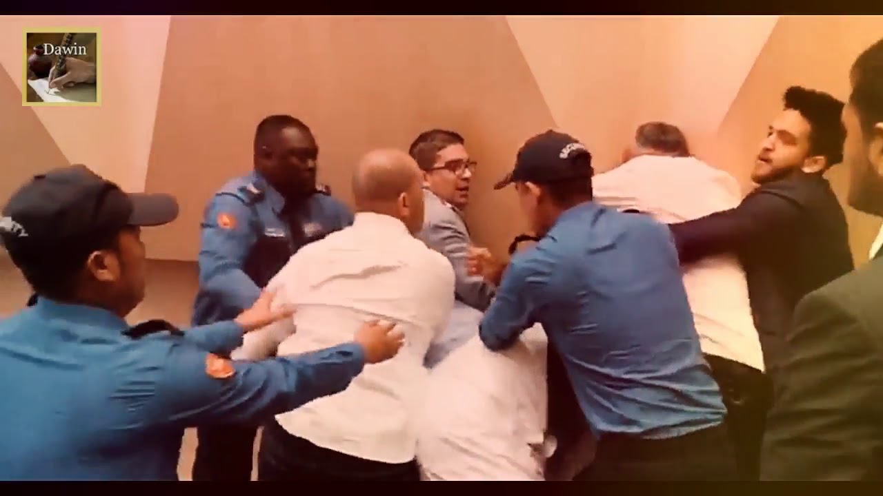 تضارب بالأيدي وشجار عنيف بين مستشار قانوني مصري وبحرينيين