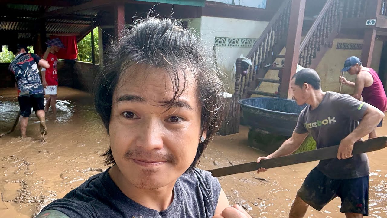 ထံလီၤဘျီဘၣ်မၤပျီက့ၤဟံၣ် 😍🥲The water has receded, the house needs cleaning.😍
