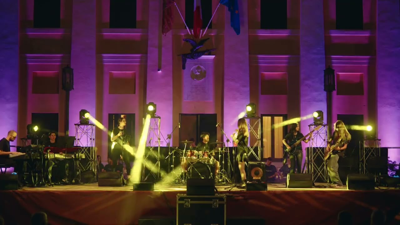 21. Hold the line - Rock Legends