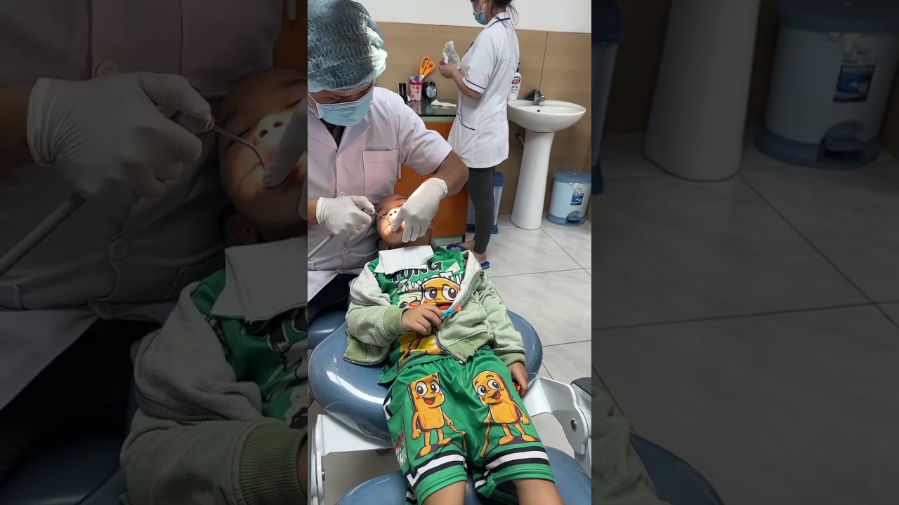 Em bé Bơ đi trám răng net như phim trường