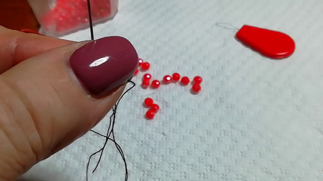 Come infilare delle piccole perline,nel filato n8 con un ago da sarta.