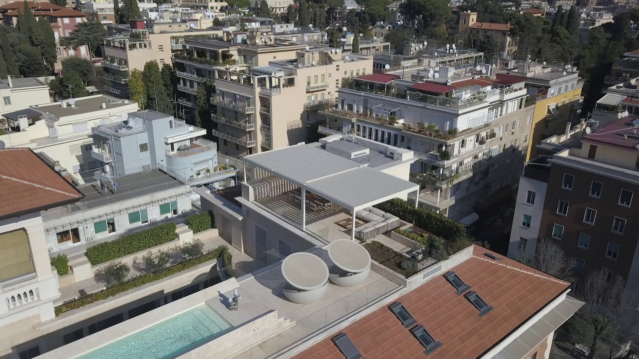 Pergola bioclimatica Alba su un attico privato a Roma