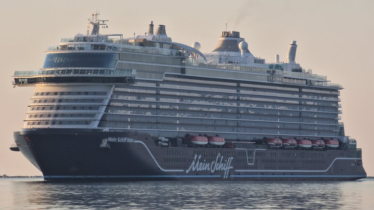 Arrival of cruise ship MEIN SCHIFF RELAX, La Spezia 03/07/2025 (Tui Cruises) HD