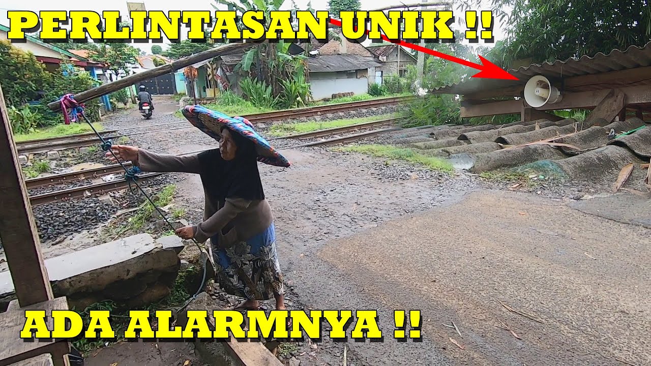PERLINTASAN TER UNIK !! Palang Kereta Bambu Ada Alarmnya Yang Dijaga Ibu Ibu !!