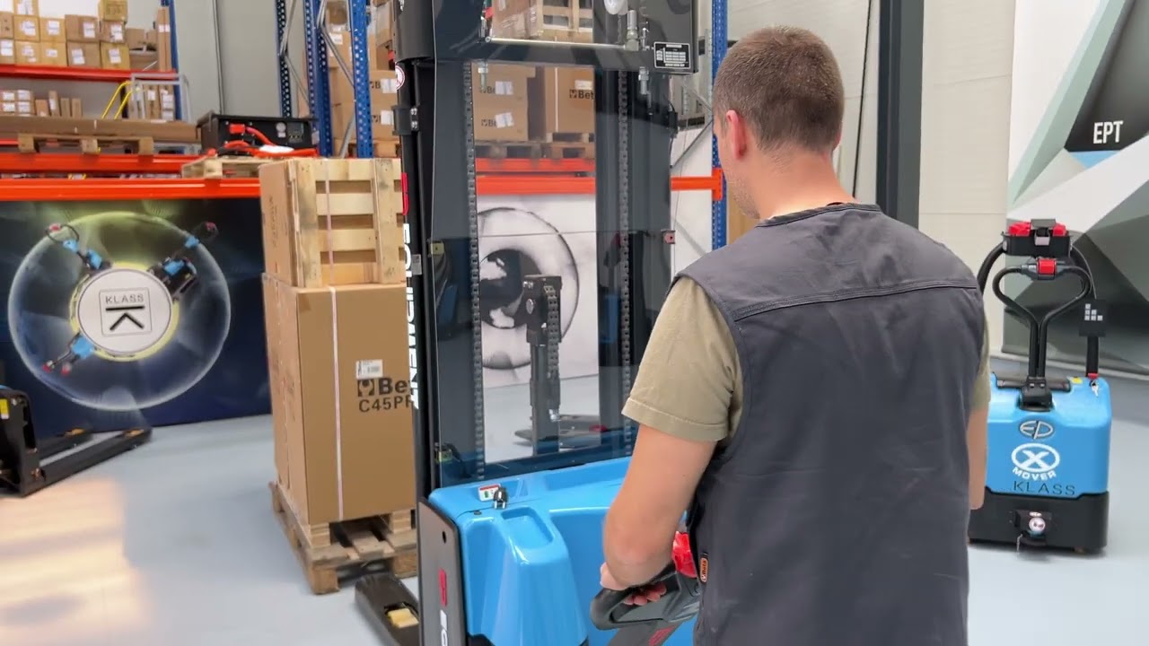 WSA161, Stivuitor electric pietonal 1.600 kg, acumulator Li-Ion, catarg triplex 5.000 mm