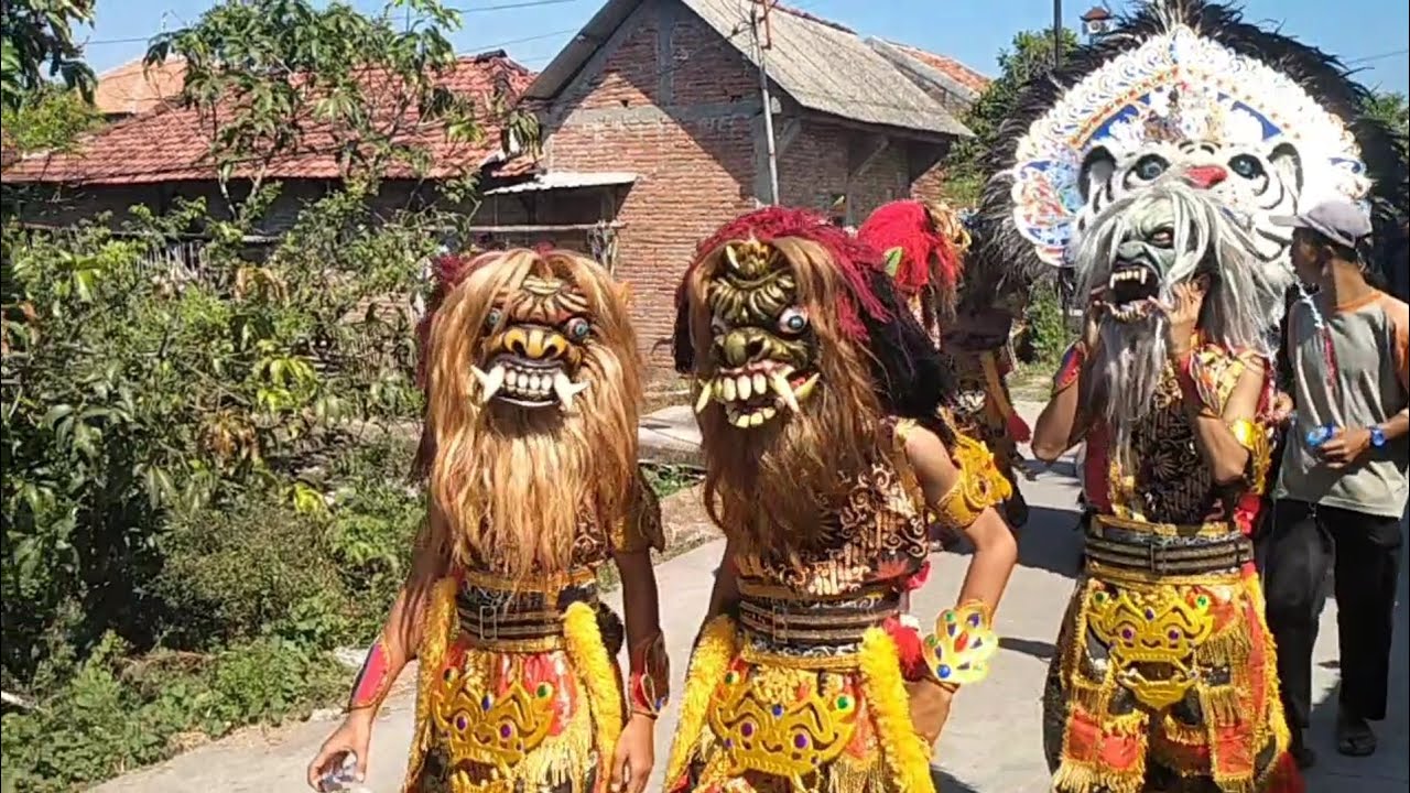 Meriahnya Kirab Khitan dengan Iringan Seni Barongan Tradisional