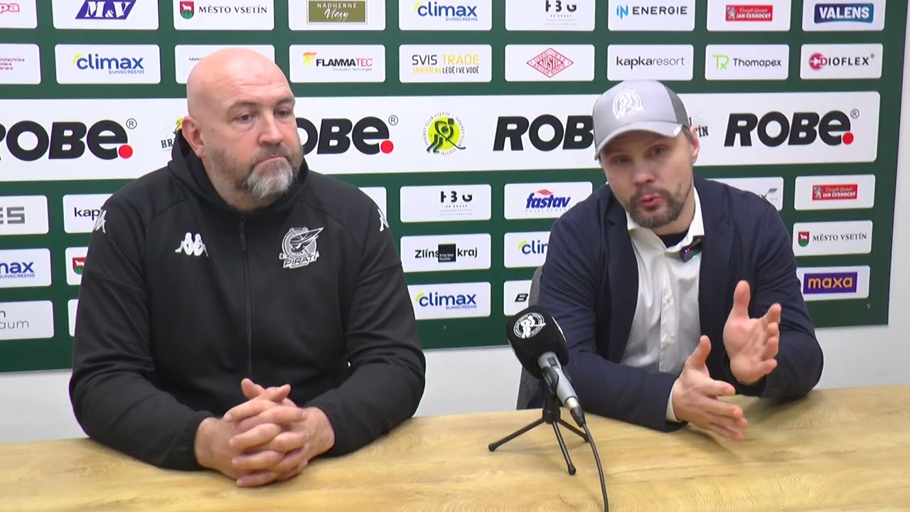 Tren&eacute;ři Petr Mart&iacute;nek a Ondřej Němec po utk&aacute;n&iacute; Vset&iacute;n - Chomutov 3:0