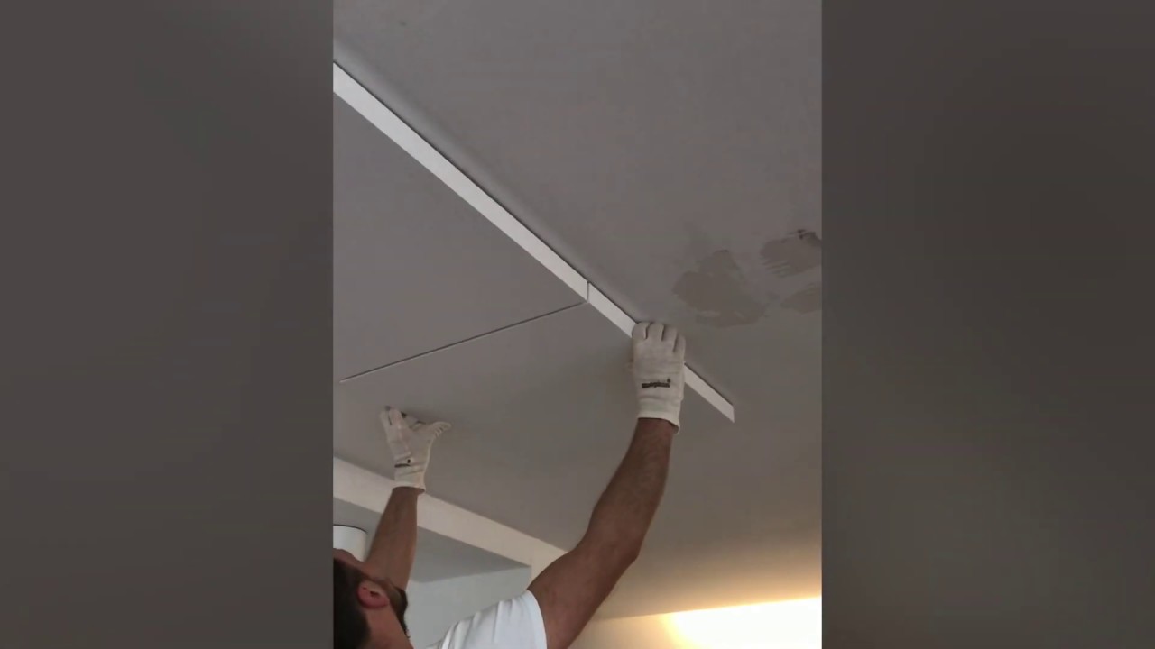 Montage einer Akustik Klebedecke von Ecophon