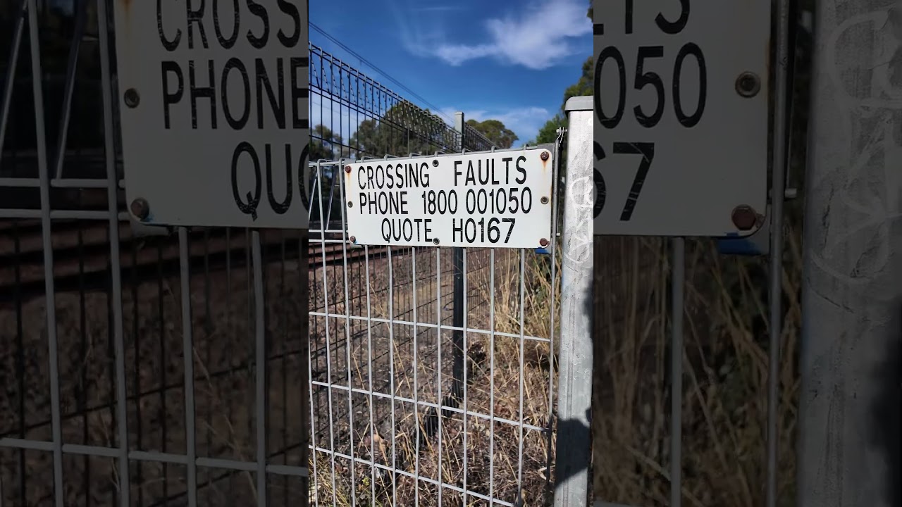 The last level crossing on the Ringwood Line #melbourne #history #melbournetrains #trains