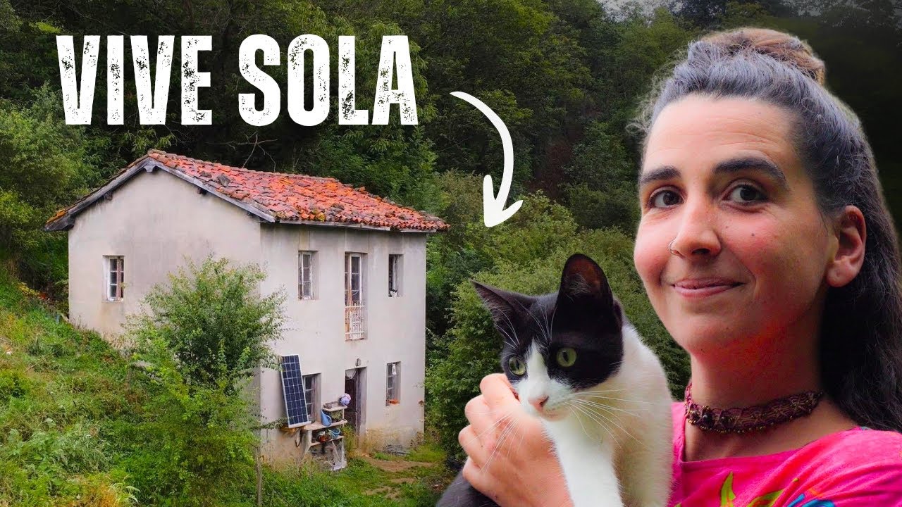 Esta CHICA está RESTAURANDO una CASA en el BOSQUE - 