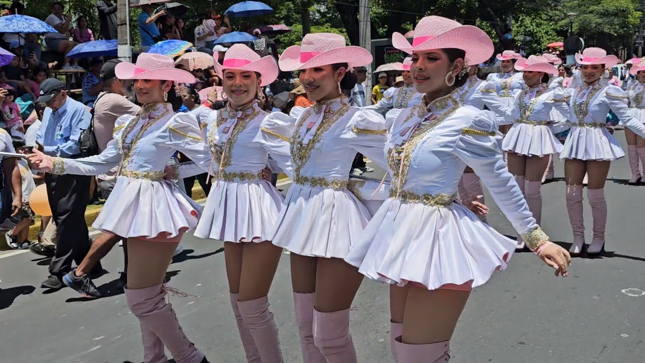 Cachiporristas de ILOBASCO LATIN BAND 💃✨ Brillan en Desfile del Comercio San Salvador 🩷
