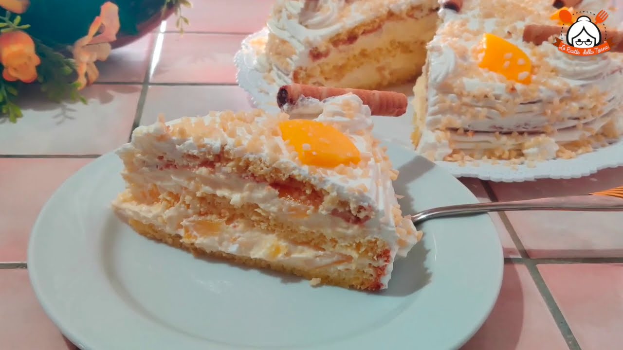 TORTA CON CREMA CHANTILLY E PESCHE