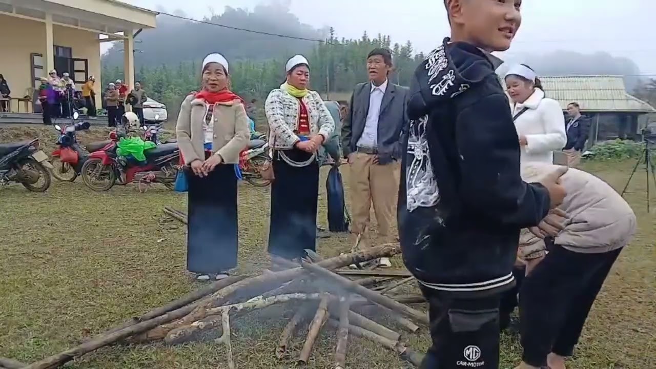 Hát mường bây quanh ở đống lửa 