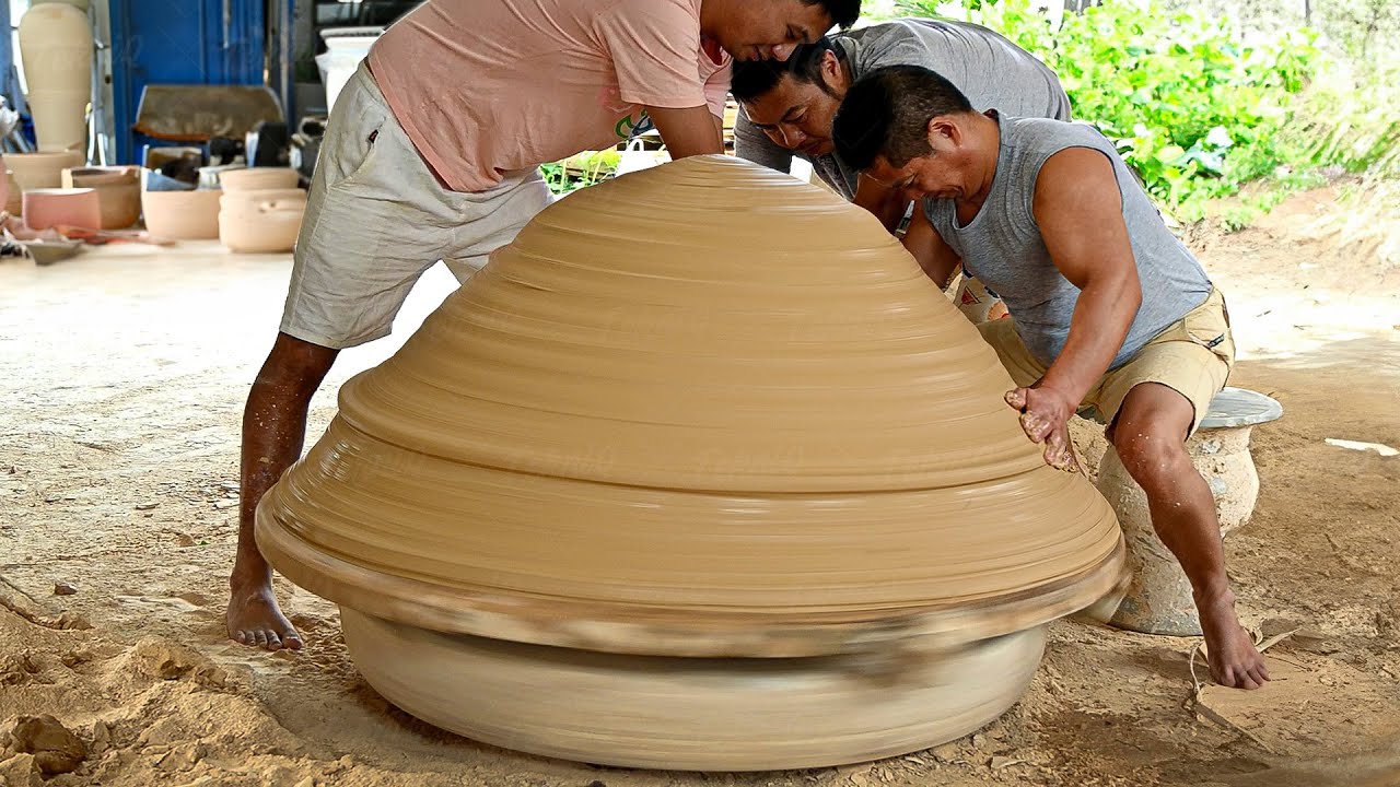 Hypnotic Process of Making Gigantic Clay Pots in China