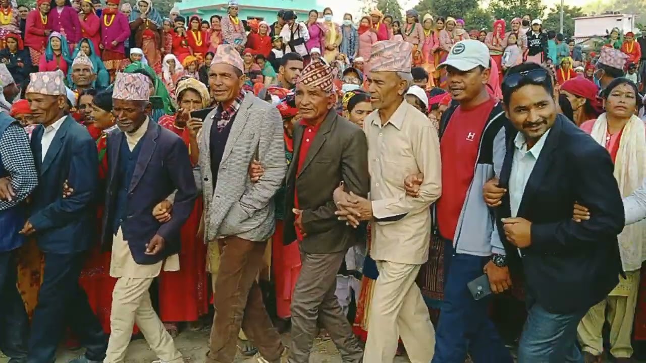 ऐलेकि बझाङ्गकि चर्चित लाईभ देउडा बाल कलाकार सजाता र केशब बिस्टबिचकाे भेनासालि घम्सा घम्सि देउडा,,,