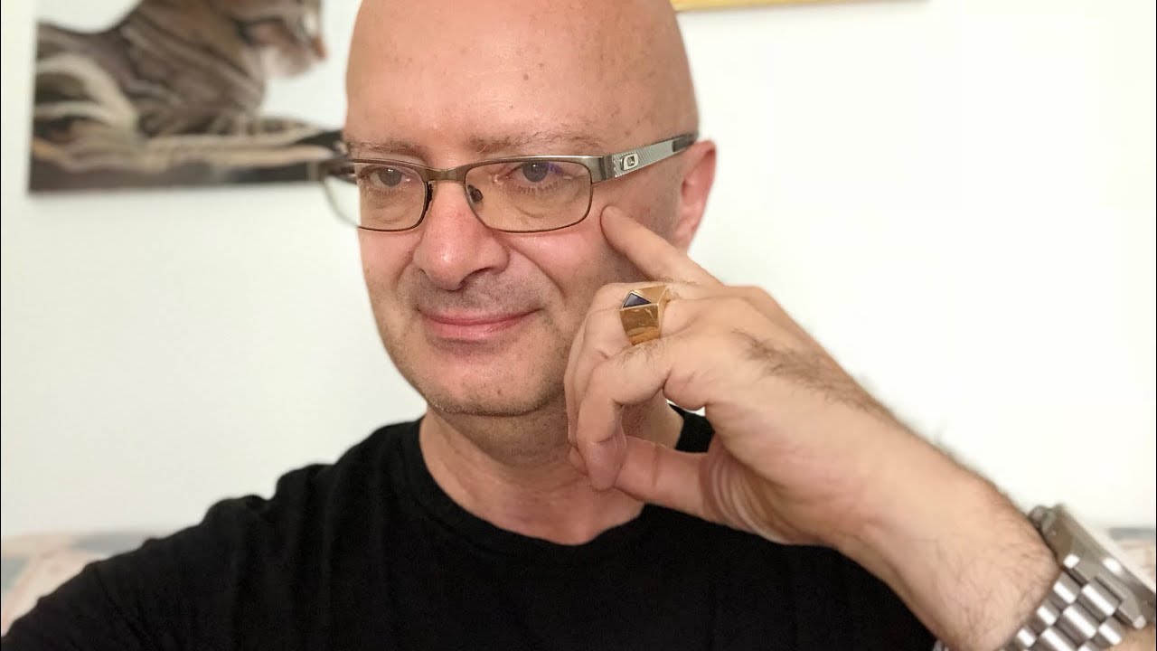 Dice che sta con una che non ama ma non la molla