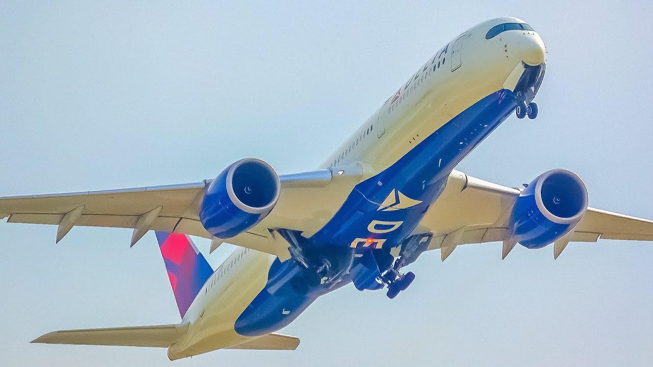 (4K) Early Morning Departures from Detroit Metro Airport