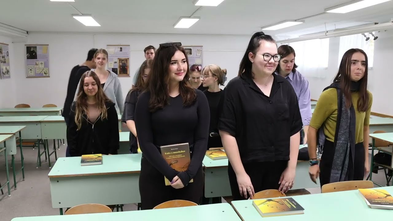 Október 23-ai ünnepség - Tiszaparti Római Kat. Ált. Isk. és Gimn. 11.G osztály (23/24)
