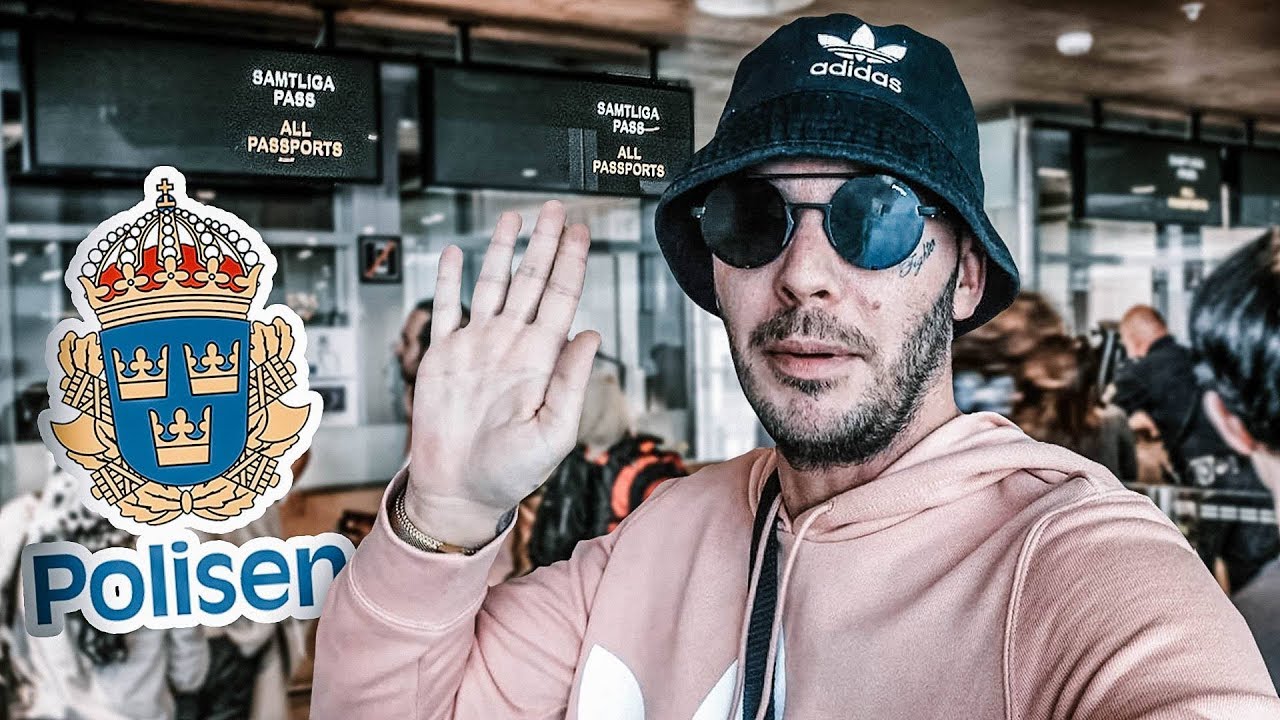 STOPPAD I PASSKONTROLLEN PÅ FLYGPLATSEN