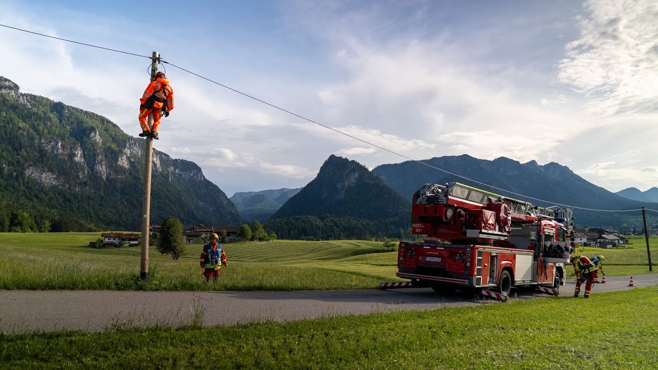 Spektakul&auml;re H&ouml;henrettung am Masten &ndash; &Uuml;bung mit der Feuerwehr f&uuml;r unsere Monteur:innen