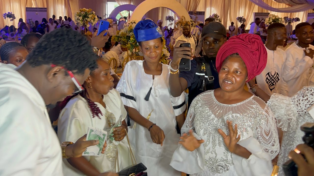 MUYIWA ADEMOLA JOINED ODUNLADE ADEKOLA & HIS WIFE ON THE DANCE FLOOR AT PASTOR SOBE 40TH BIRTHDAY