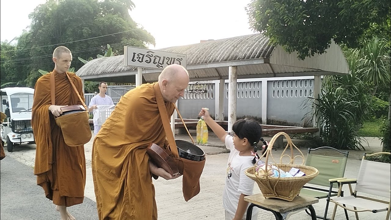 พระฝรั่ง ชาวต่างชาติ พระอาจารย์มาร์ติน ปิยธัมโม ออกรับบิณฑบาต 5-07-2568 #วัดภูฆ้องทอง