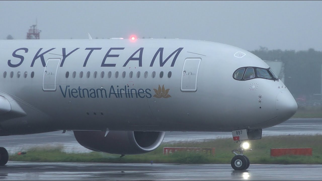 Vietnam Airlines SkyTeam Livery Airbus A350-900 VN-A897 Landing at NRT 34R