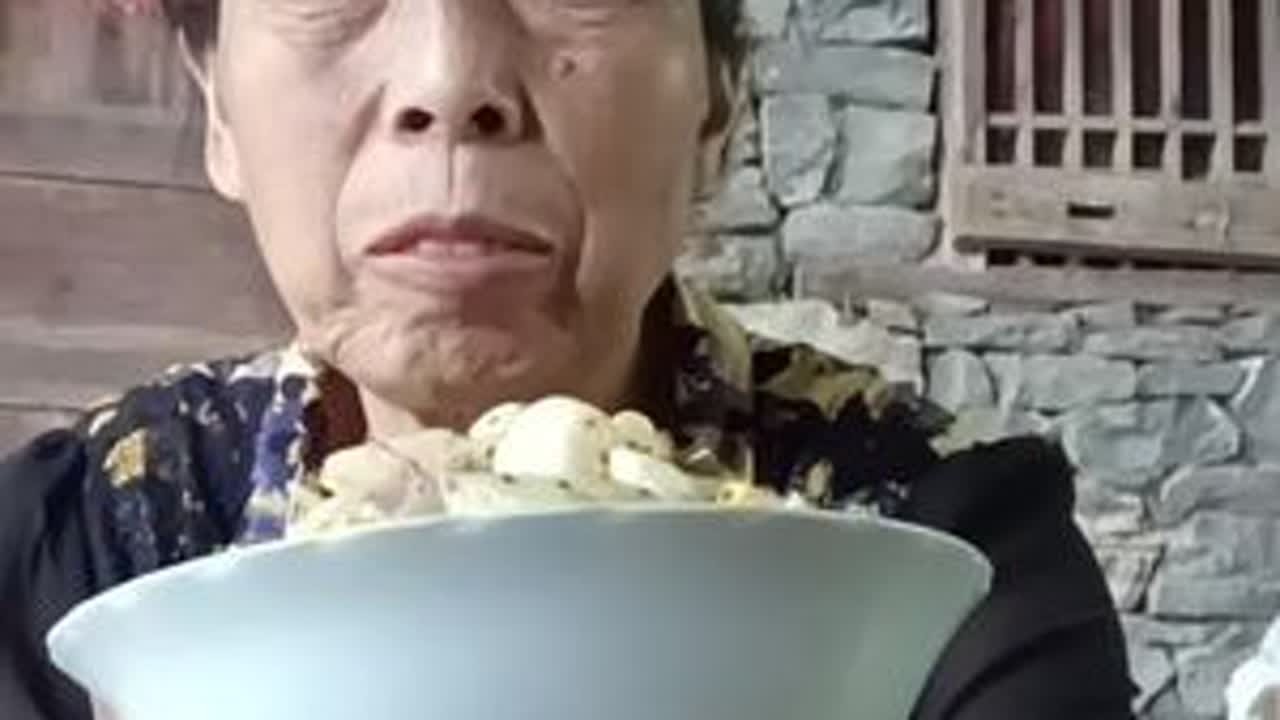 有胃病的同志们，天天吃生大蒜，生辣椒，专治胃病，坚持三个月效果成功